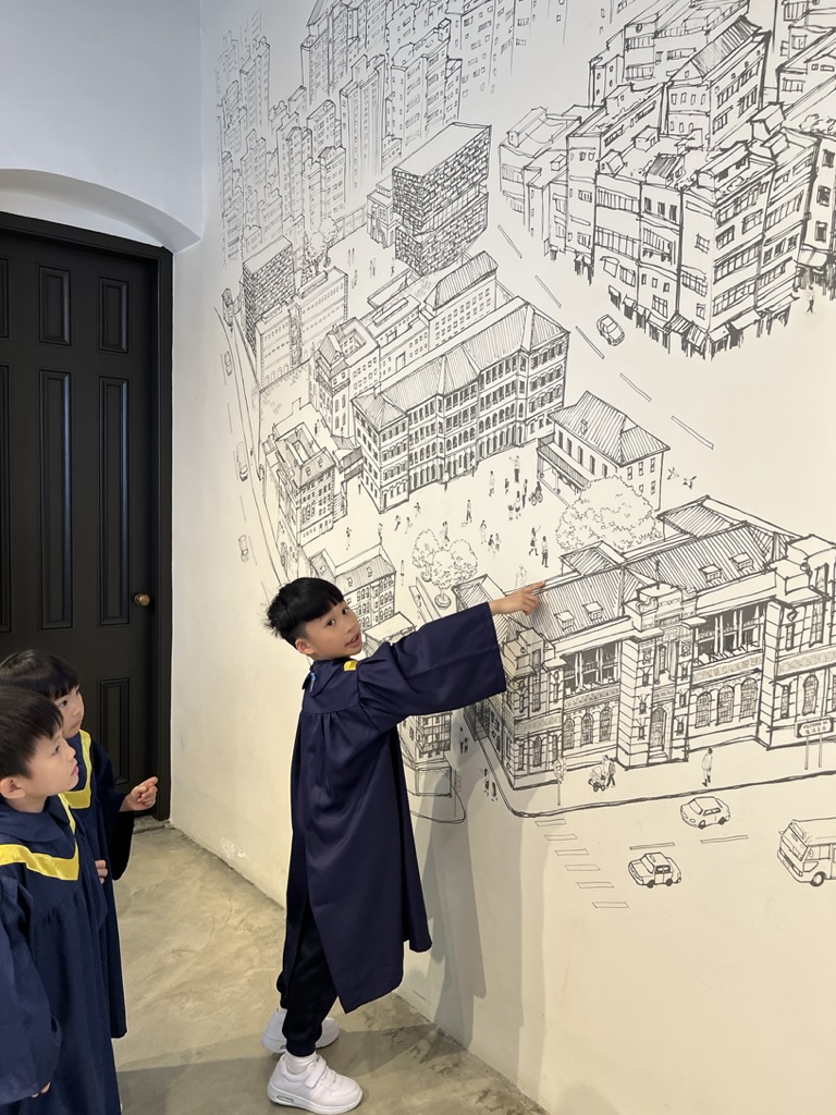 K3B參觀大館藝術季：參觀香港藝術文化地標-大館。帶領幼兒認大館的藝術、文化和保 育項目，透過活動讓幼兒體驗藝術文化，培養對藝術、歷史古蹟和文化的興趣與欣賞。