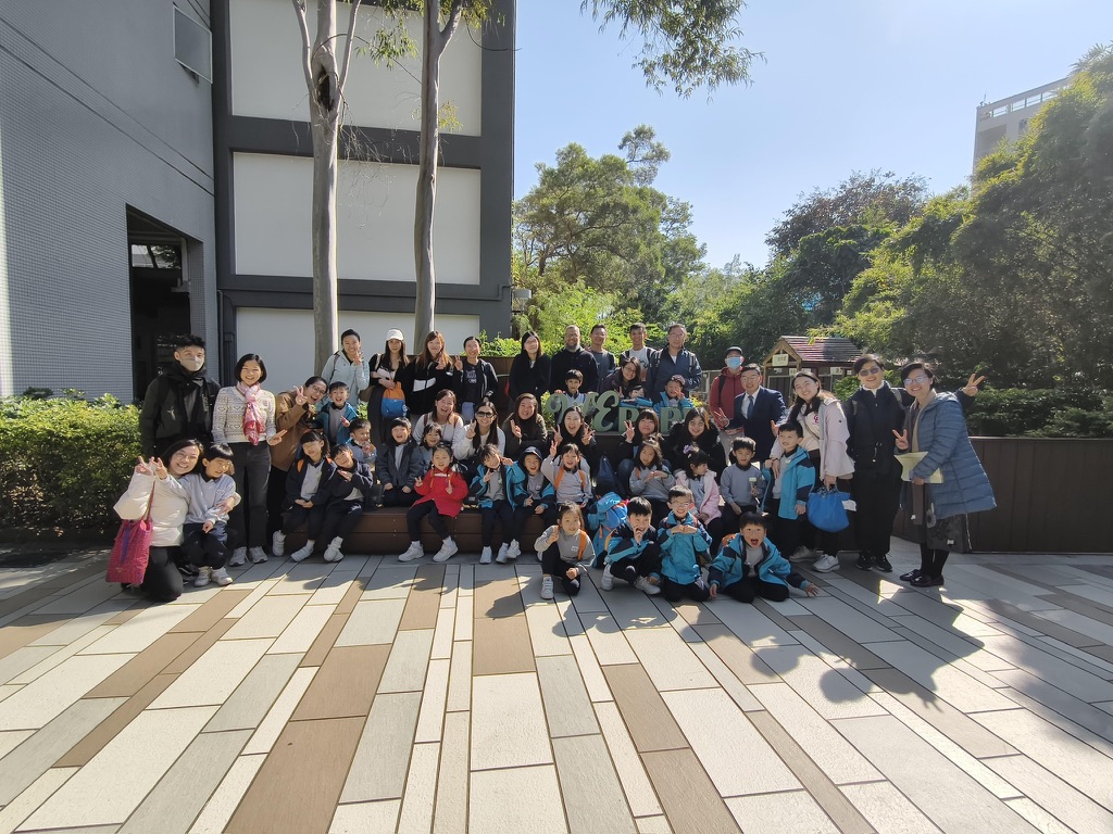 高班戶外學習日-IVE WE Park 設有十三區遊戲設施，設有不同種類遊戲予幼兒參與，為幼兒提供具創造性、具多樣性、層次性和低結構的鬆散物料，讓幼 兒能按照能力及興趣，自由選擇遊戲的類型、自主決定遊戲的方式 ，自主創作玩法的好玩遊戲，屬於自己的遊戲，培養創意和探索精神。