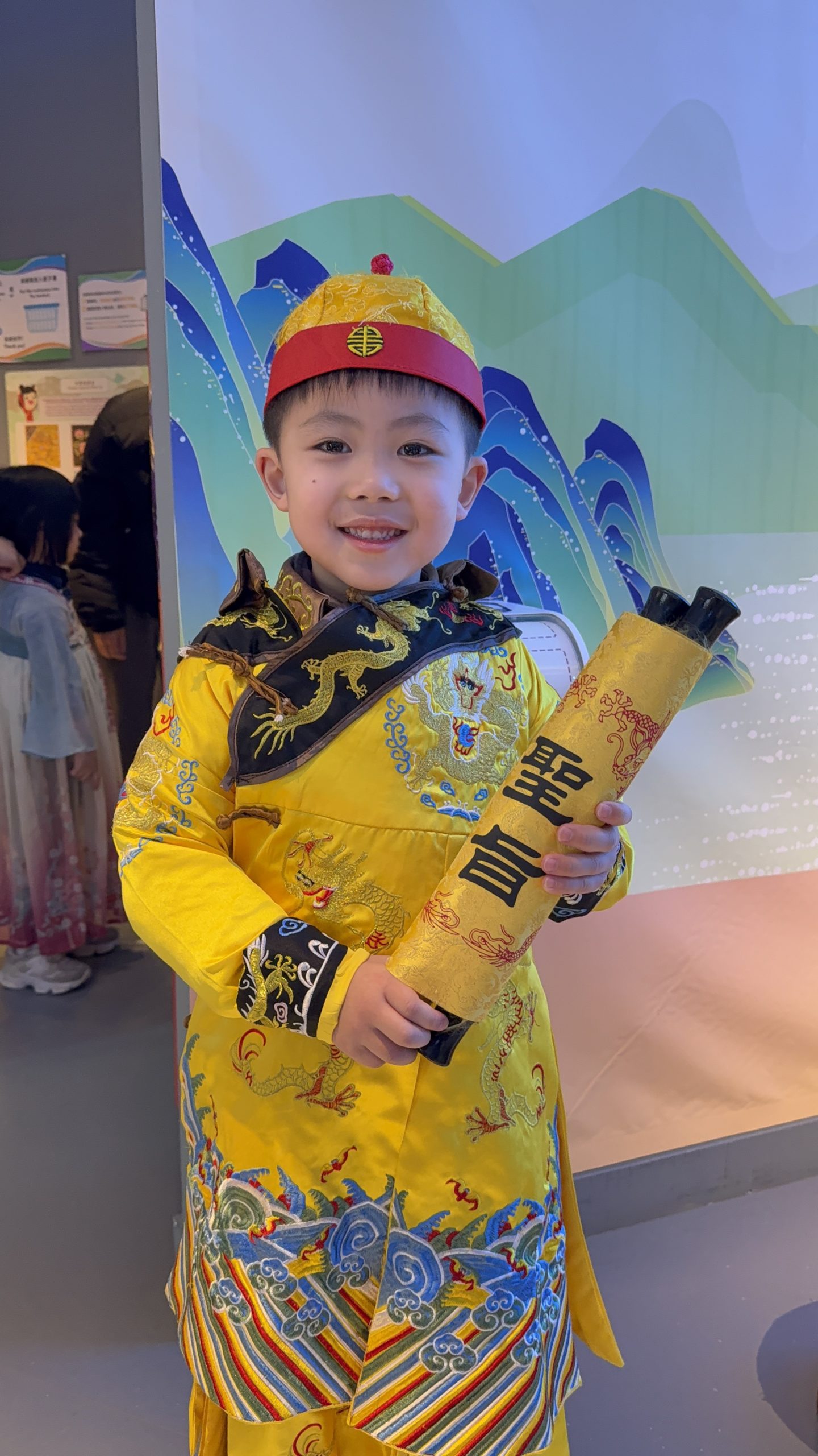 高班戶外學習日-兒童探索博物館：帶幼兒到香港兒童探索博物館，以「遊玩中學習」為核心，促進孩 子和家庭在語言、科學、技術、工程、藝術和數學 （S.T.E.A.M.）、文化及環保上的意識，培養孩子的自主學習態度。