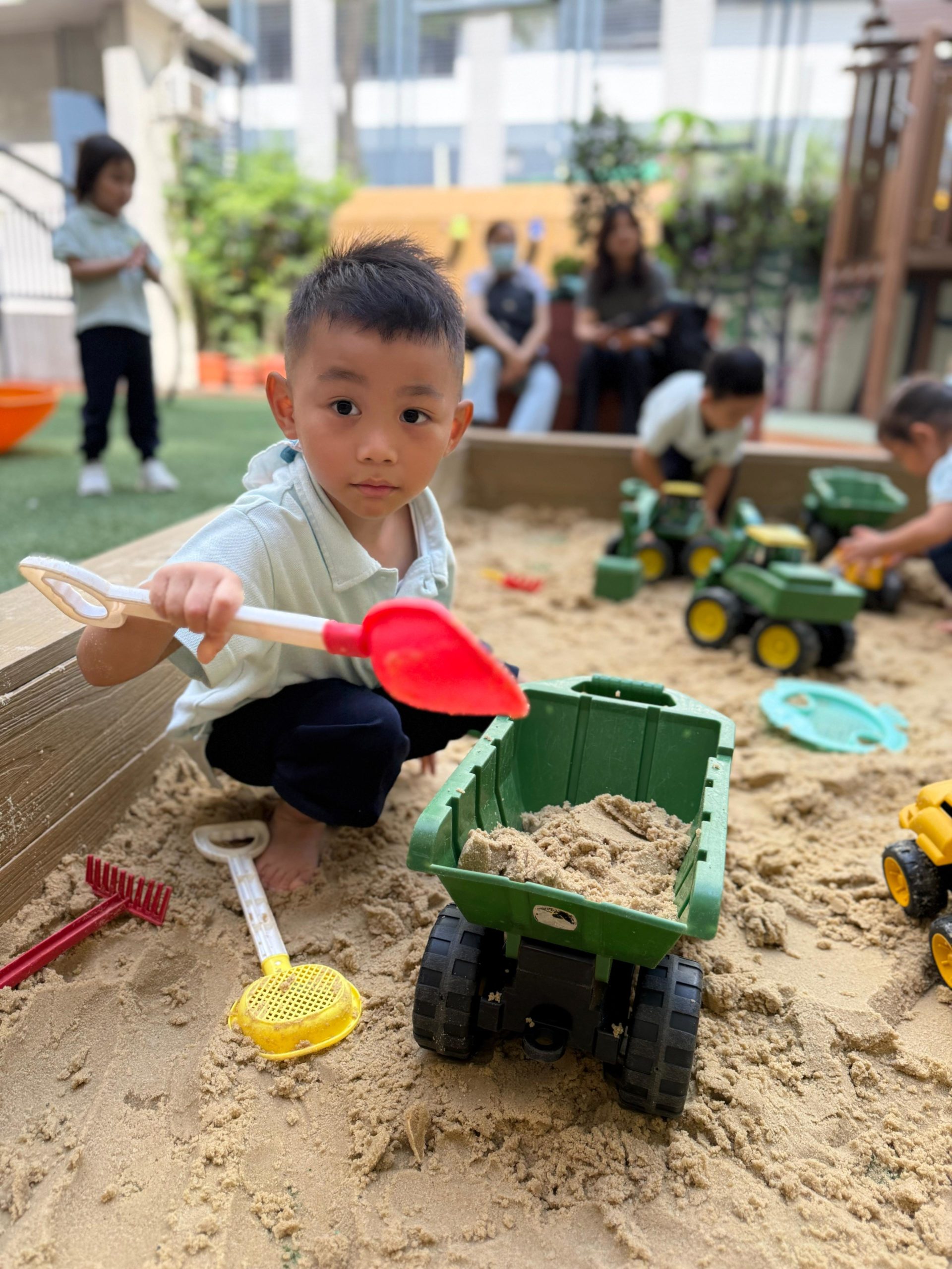 幼兒班戶外學習日-耀學園：透過於園內的戶內及戶外學習環境，富挑戰及啟發性的佈置，致力 促進孩子及家長互動，寓學習於遊戲，並為家庭製造難忘的親子回憶。
