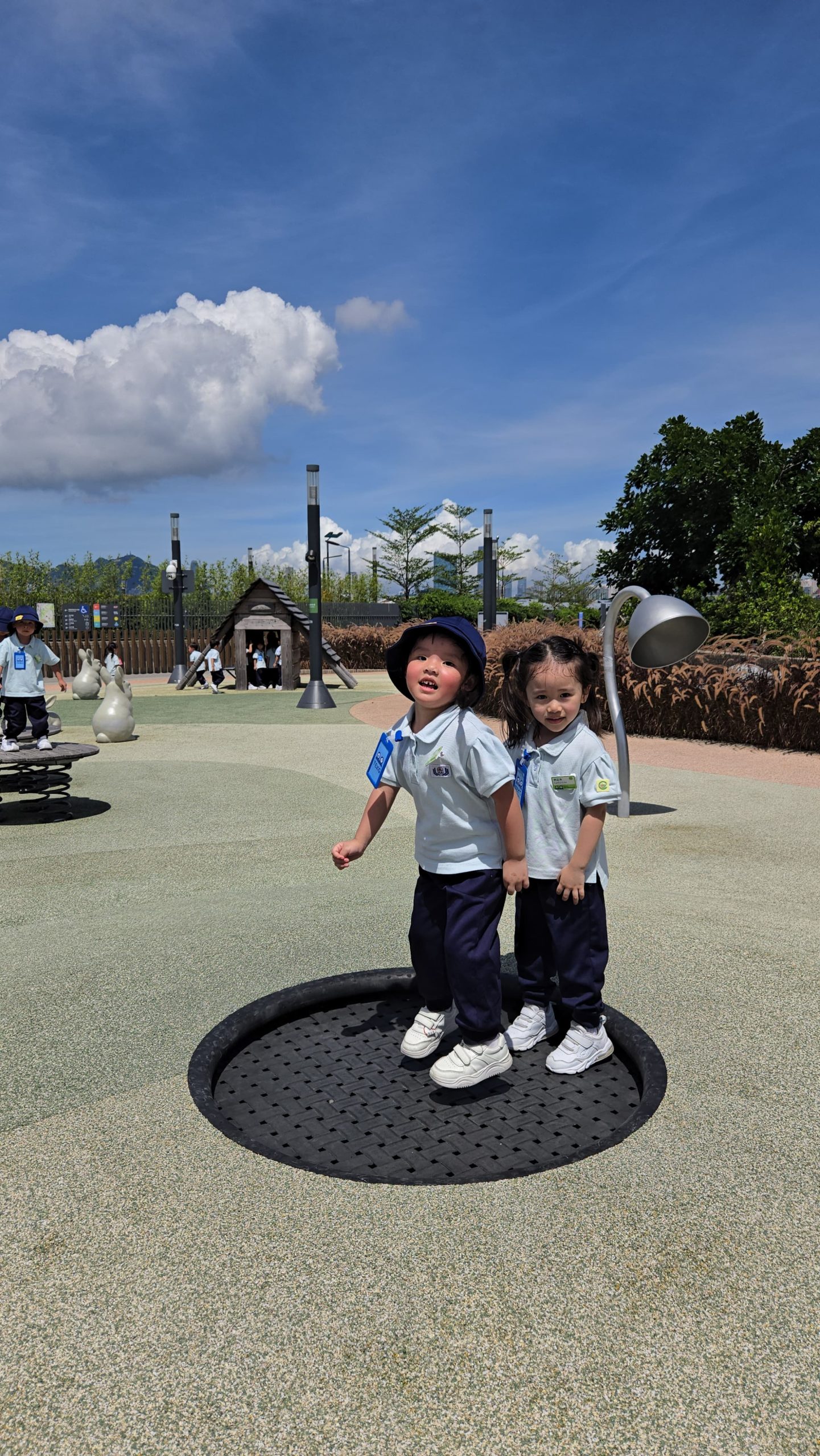 幼兒班戶外學習日-茶果嶺海濱公園：透過園內不同大型遊玩設施，訓練小朋友大肌肉活動能力，透過探索活動，提升幼兒好奇心。