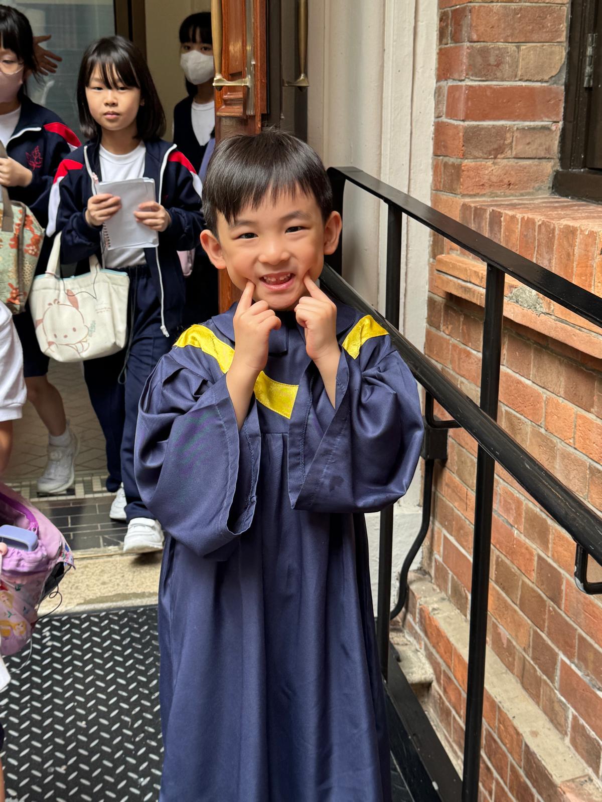 K3A參觀大館藝術季：參觀香港藝術文化地標-大館。帶領幼兒認大館的藝術、文化和保 育項目，透過活動讓幼兒體驗藝術文化，培養對藝術、歷史古蹟和文化的興趣與欣賞。