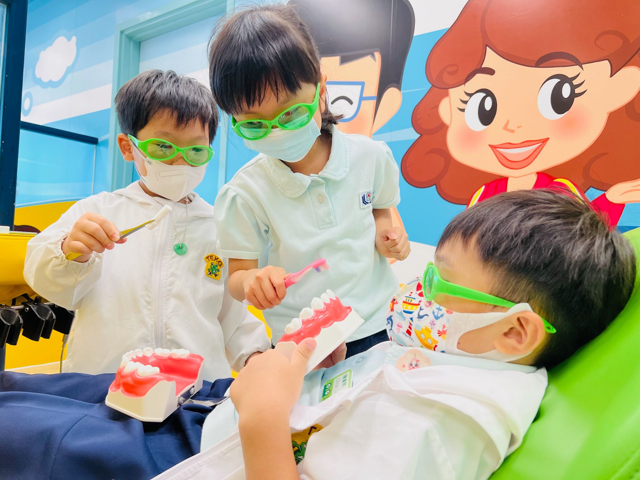 低班戶外學習日-陽光笑容小樂園：透過園內醫護人員的介紹，參與互動遊戲及觀賞影片，讓幼兒認識 牙齒健康及護齒常識。